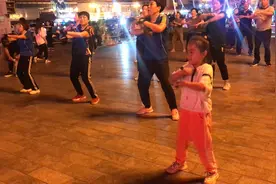 临汾平阳广场，一位7岁的小女孩跳的广场舞很优美，震撼所有大妈