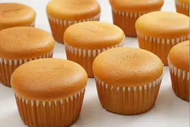 香蕉不要直接吃了，加点牛奶，做成纸杯蛋糕，简单又好吃