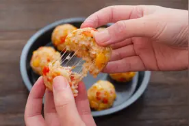 吃不完的米饭别倒掉，教你做成“芝士饭团”，咬一口就能拉丝