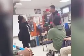 男生课堂上扯掉老师假发拒不归还 猖狂行为竟引其他同学尖叫叫好 视频封面