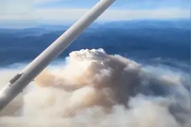 航拍美国巨大山火犹如蘑菇云视频封面