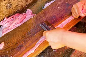 又到农村杀年猪的季节，大婶这样处理猪小肠后，才能用来灌香肠