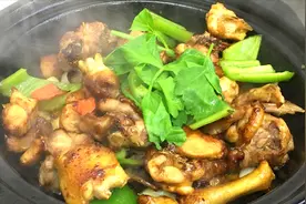 广东名菜“啫啫鸡煲”的正宗做法，肉质脆嫩，不会水汪汪视频封面
