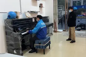 外卖小哥琴行送餐即兴弹奏《起风了》惊艳众人，电话响起麻溜起身视频封面