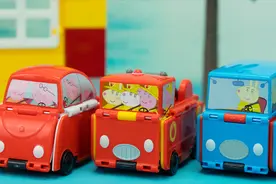 小猪佩奇新玩具 三款翻转变形的趣变车