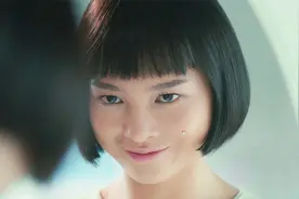 女孩脸上长了个痘痘，为了治好它，女孩用了很多办法！视频封面