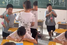 小男孩高温天用竹竿帮班里同学打水喝：手里还紧紧抓着杯子！视频封面
