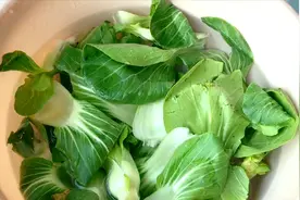 洗青菜时，直接洗还是掰开洗？教你正确做法，洗得干净无农药残留