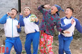 小伙伴们吃疯狂跳跳糖，没想妈妈和砖头吃完就疯狂跳舞!太逗了