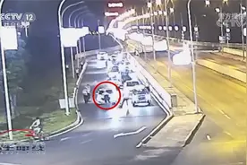 强闯两卡 交警被车前盖顶翻浑身是血 肇事者拒接电话逃回家中酣睡视频封面