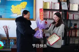 小城姑娘迎来第一束花和国家级大奖，妇联主席亲自颁奖，高兴坏了视频封面