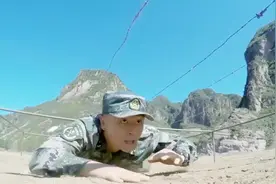 热血尖兵：匍匐前进有诀窍！战士们训练遇瓶颈，班长主动支高招！视频封面