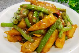 土豆焖豆角这样做太香了！土豆软糯，豆角脆嫩入味，上桌瞬间扫光