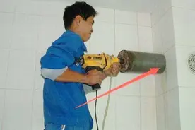 为什么装修师傅在卫生间墙上打个孔？很多人不懂，入住才知好处多视频封面