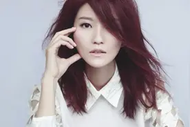 蔡淳佳演唱歌曲《依恋》，清新温婉的歌声，让人陶醉其中