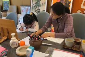 王楠女儿竟还是个学霸！期末考试好认真，下笔如神助答题速度超快视频封面