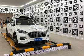 自动驾驶汽车标定车间曝光 布满二维码视频封面