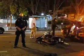 美国警察处理一起摩托车交通事故的现场~视频封面