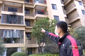 武汉救人快递小哥重返事发现场，回忆救人场景视频封面