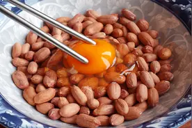 往花生里打1鸡蛋，吃一次就忘不了，老做法教会你，年夜饭吃着香