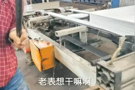 我搬砖我快乐，沙包大的拳头见过没，老表抢上镜，哈哈视频封面