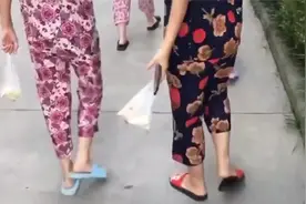 搞笑:小姐姐我能坐你摩托车后座吗，我可以当你的挡泥板视频封面