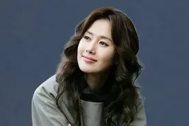 金智秀：凭借《看了又看》爆红，前男友意外身亡，为何50岁不婚？