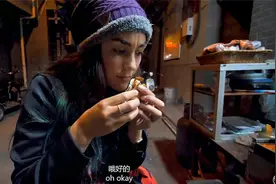 美国姑娘到千年古城西安品尝美食，想不到第一口就被惊艳了视频封面
