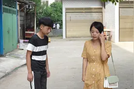 女孩第一次带男友回家，不料男友转身就跑，结果哥哥居然不怪他视频封面