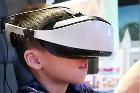 太空飞车VR体验，太真实了一般女孩都不敢玩，小男孩却直呼很过瘾
