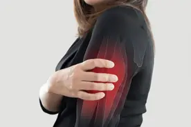 两个胳膊都疼是怎么回事？医生坦言：多是3个原因导致