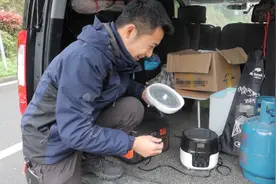 自驾游为了节省钱，小伙网购车载电饭煲，简直是穷游神器