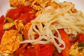 西红柿和面条一起做，原来这么好吃，天天吃都不腻，上桌汤都不剩