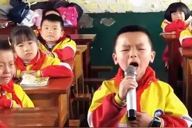小学生翻唱《酒干倘卖无》火了，本以为随便唱唱，一开口却是王者视频封面