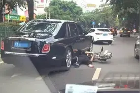 南宁一共享电动车与劳斯莱斯相撞被质疑碰瓷 警方回应:已介入调查视频封面