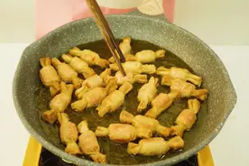 混沌皮和火腿肠的神秘吃法，一口一个超级好吃！小盆友都很喜欢