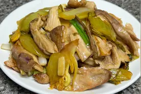 酸菜爆炒猪肚的做法，出锅香气扑鼻，酸爽脆嫩，实在太好吃了