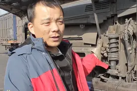 货车离合器失灵怎么办?小伙从排气口加离合器油,一招让你逢凶化吉视频封面
