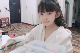 晨妤小美女做手抄报，平时都是由爸爸妈妈陪伴，这次自己独立完成视频封面