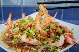 大厨教你做一道“蒜蓉粉丝开边虾”，鲜嫩肥美无腥味，吃着真过瘾