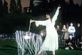 高校女生在操场展示中国舞引围观，现场掌声欢呼不断：她在发光！视频封面