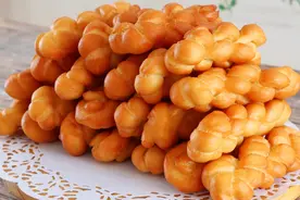 一碗面粉两颗鸡蛋，教你发面大麻花，手法简单一看就会，暄软好吃