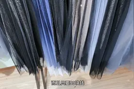 今冬流行这种星空蓝半身裙：搭配毛衫、羽绒服，适合腿粗的你视频封面