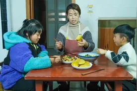 搬家时鸡蛋破了，小勇蒸鸡蛋羹再做家常豆腐，家常饭吃着真舒服！