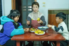 搬家时鸡蛋破了，小勇蒸鸡蛋羹再做家常豆腐，家常饭吃着真舒服！