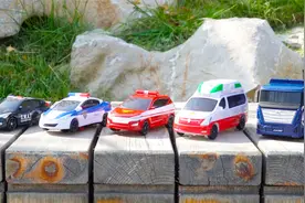 机甲机器人变形卡车，会变形的汽车模型，儿童益智玩具车视频封面