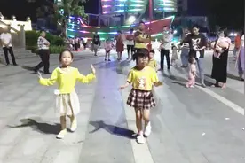 2个小女孩火了！《卡路里》跳得超级俏皮活泼，真可爱！视频封面