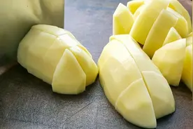 我家孩子最爱的土豆吃法，不加一片肉，好吃不上火，吃完想舔盘了