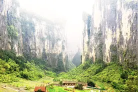 重庆一天坑住着几十户村民，天坑有一500米的天门，宛如世外桃源视频封面
