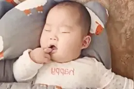 小婴儿睡觉的样子招人爱，睡觉还边做小动作，也是萌爆了视频封面